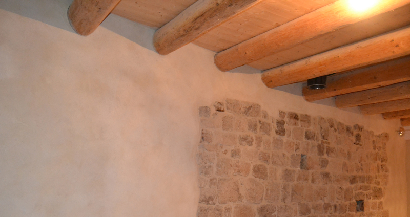 Aménagement intérieur : Crépi et pierres apparentes, plancher en bois